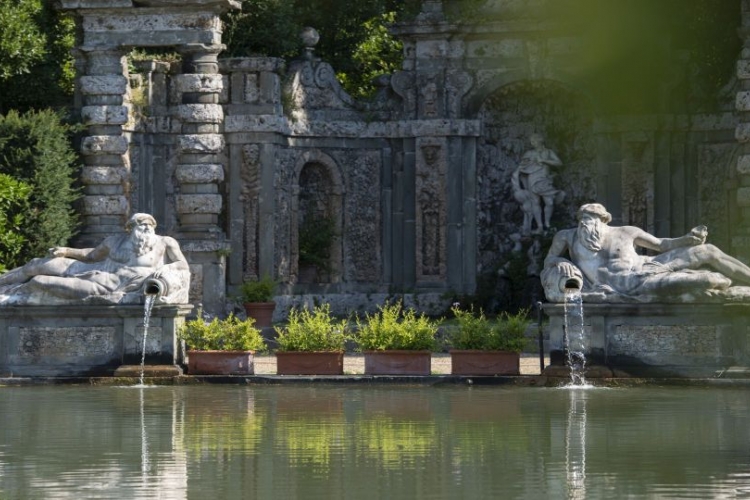 Peschiera lungo al passeggiata nel parco di Villa Reale a Lucca